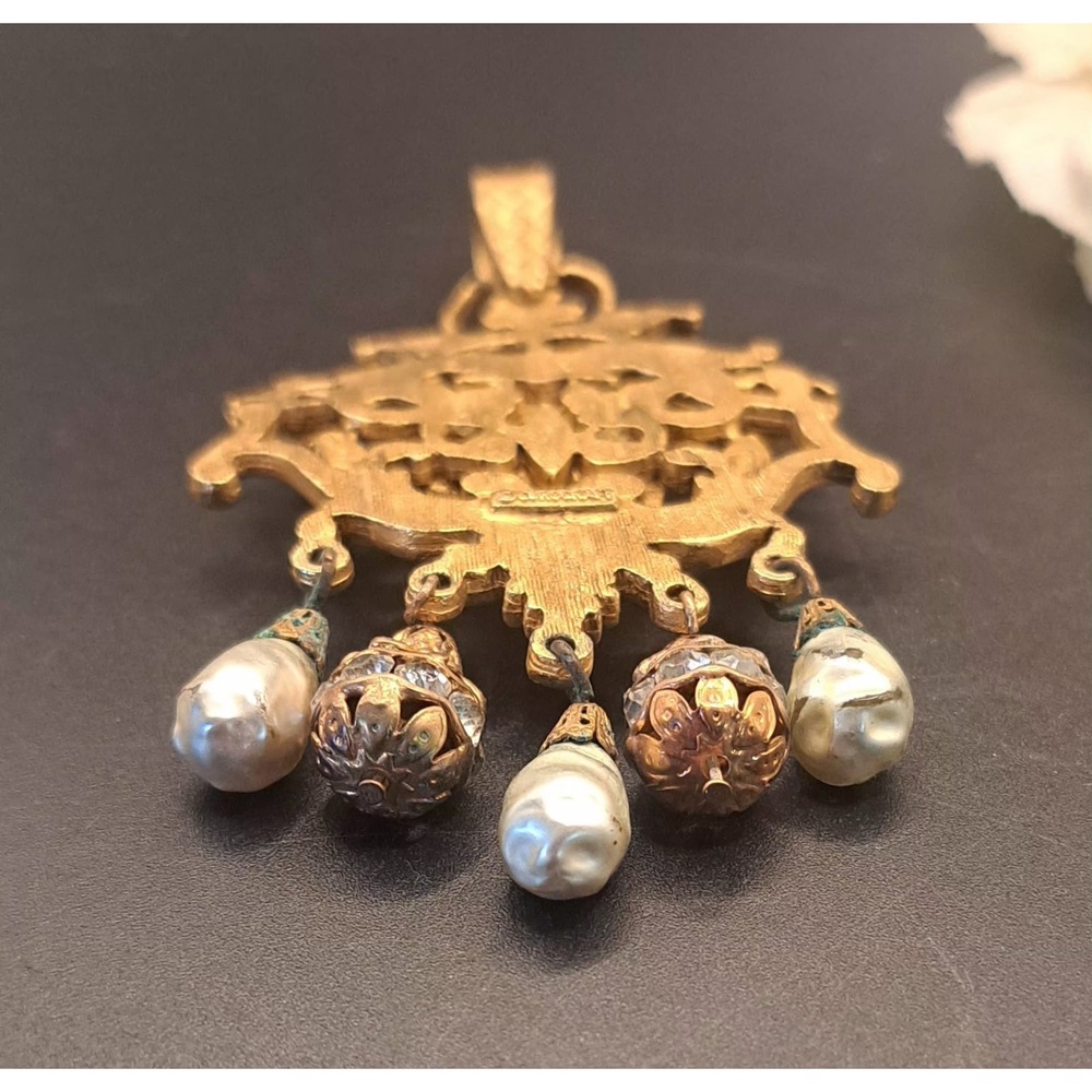 Vintage COROCRAFT Shield Design Brooch Green Glass Stones Dangle Baroque Pearls - Picture 8 of 9